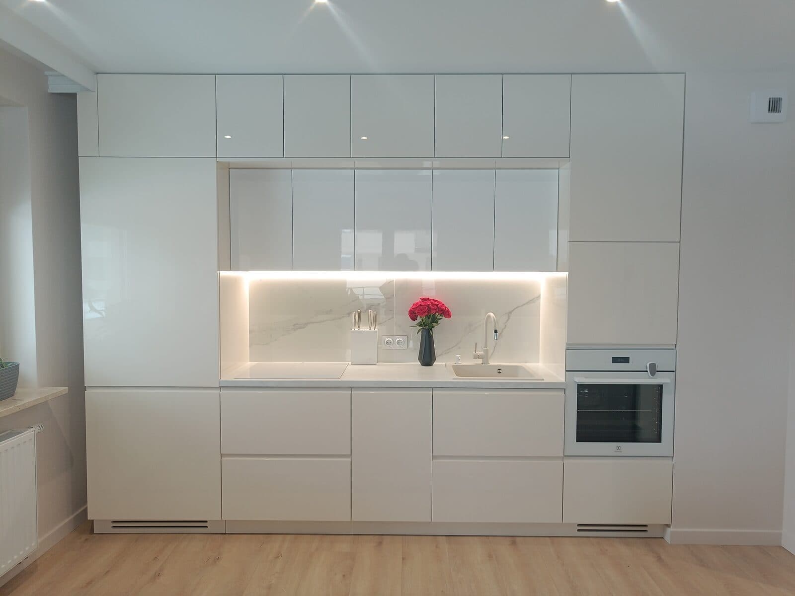 Біла глянцева кухня з LED-підсвіткою – MROST Lublin