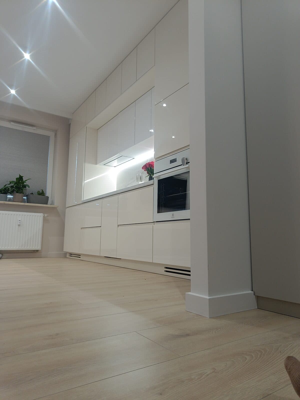 Біла глянцева кухня з LED-підсвіткою – Фото 4